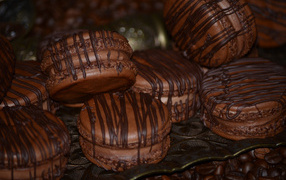 Шоколадное печенье макарон на столе