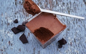 Шоколадный пудинг с ложкой на столе