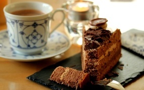Кофе и кусок торта на столе