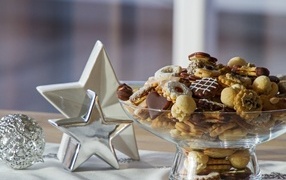 Печенье в вазе на столе со звездами