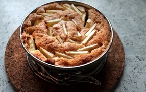 Вкусный сладкий свежий пирог с яблоками 