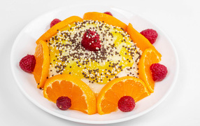 Десерт с кусочками апельсина и ягодами малины на белом фоне