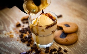 Мороженое в стакане с кофе 