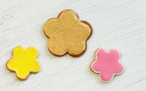 Разноцветное фигурное печенье на столе