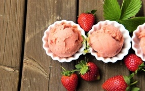 Клубника на столе с ягодным мороженым
