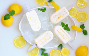 Сладкое сливочное мороженое с лимонами