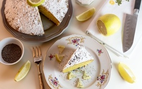 Сладкий пирог на столе с лимоном