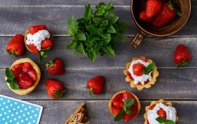 Tartlets with cream, strawberries and mint