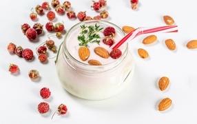 Йогурт с миндальными орехами и ягодами земляники