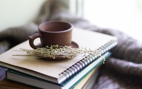 Чашка чая на столе с книгами