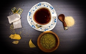 Ингредиенты для чая на столе с чашкой