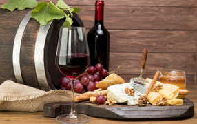Красное вино с сыром и орехами на столе