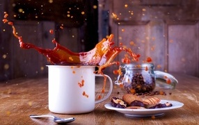 Брызги кофе на столе с печеньем