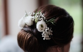 White eustoma flowers in a wedding hairstyle