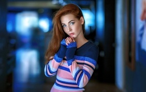 Красивая девушка с голубыми глазами в свитере