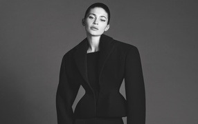 Американская модель Кайли Дженнер в черном пальто