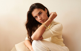 Красивая выразительная модель Сара Сампайо в белом наряде