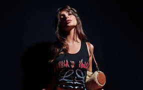 Красивая девушка американская модель Эмили Ратаковски на черном фоне