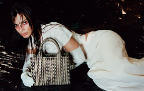 Модель Эмили Ратаковски лежит в белом костюме