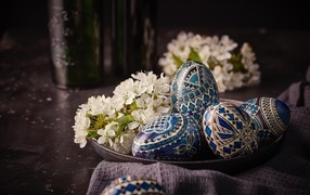 Красивые расписные яйца с цветами вишни на Пасху