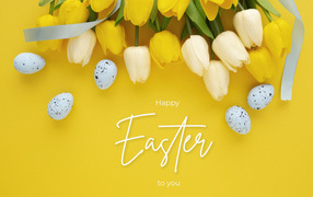 Букет тюльпанов и яйца на желтом фоне с надписью Счастливой Пасхи