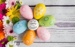 Разноцветные яйца с цветами на светлый праздник Пасха