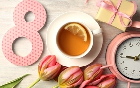 Чашка чая, цветы и подарки для любимой на 8 марта