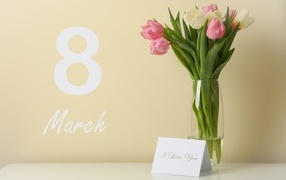 Букет тюльпанов в вазе на 8 марта