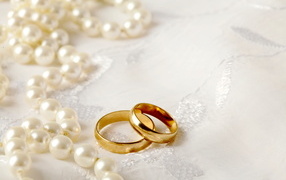 Gold wedding rings with pearls