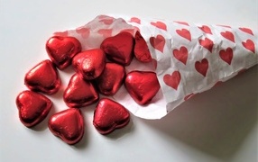 Сверток с красными конфетами в форме сердца