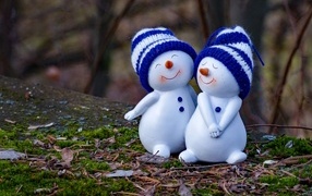 Статуэтка с влюбленными снеговиками на земле