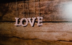 Буквы с надписью Любовь на деревянном фоне