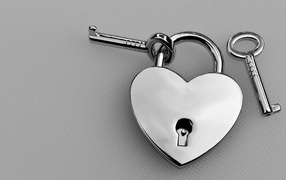 Серебряный замок в форме сердца с ключами