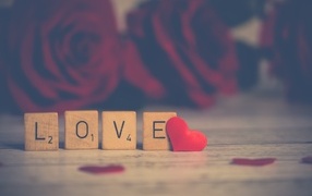 Деревянные кубики с надписью любовь с красным сердечком