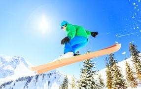 Мужчина сноубордист на заснеженном склоне