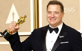 Actor Brendan Fraser holding an Oscar