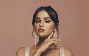 Popular girl Selena Gomez with beautiful earrings