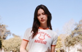 Young singer Gracie Abrams in a T-shirt