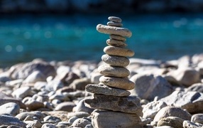 Фигура из камней на пляже