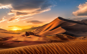 Песчаная дюна на закате солнца