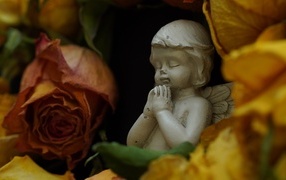 Angel figurine with roses