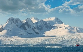Заснеженные горы на берегу Арктики