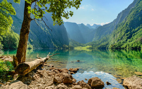 Красивое спокойное горное озеро с большими камнями