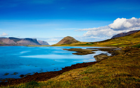 Красивый вид на озеро и гору под голубым небом