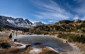 Заледеневшее маленькое озеро в горах