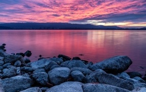 Красивый красный закат над заливом