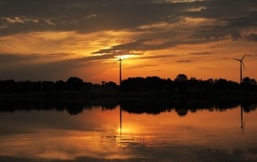 Красивый закат солнца отражается в озере