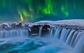 Waterfall under a beautiful sky with aurora