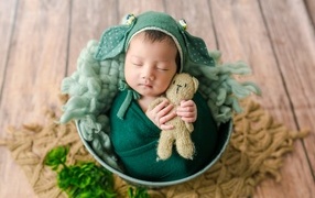 Красивый костюм на новорожденном ребенке