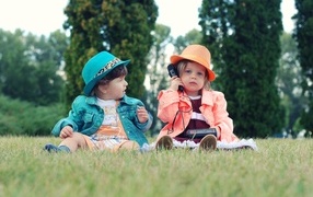 Мальчик и девочка играют на поляне